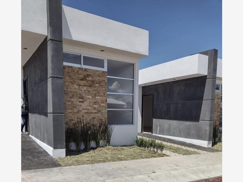 venta Casa en Pueblo Pachuquilla, Mineral de la Reforma (MX21-LE3944)-  