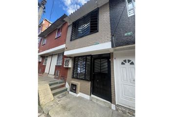 Casa en Carrera 10, Molinos Del Sur, Upzs De Bogotá, Localidad Rafael Uribe Uribe, Bogotá, Bogotá, Distrito Capital, Rap (especial) Central, 111831, Colombia