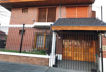 Casa en  Calle Manuela Pedraza 1901-1999, Caseros, Tres De Febrero, B1683, Provincia De Buenos Aires, Arg