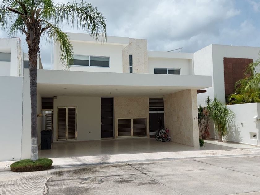 venta Casa en Fraccionamiento Altabrisa, Mérida, Mérida, Yucatán  (EB-JK1013s)
