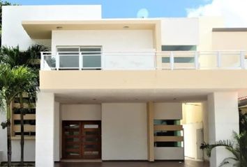 Casa en fraccionamiento en  Calle Sierra Teyra, Residencial Cumbres, Benito Juárez, Quintana Roo, 77560, Mex