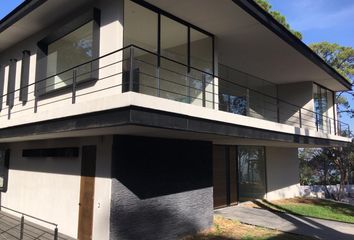 Casa en fraccionamiento en  Privada Vega Del Fresno 29-298, Avándaro, Valle De Bravo, México, 51200, Mex