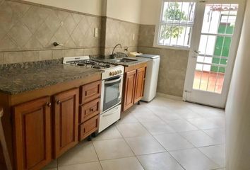 SE VENDE DUPLEX en Castelar Sur de 4 Amb. cercano a la estación.