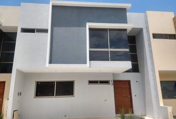 Casa en condominio en  Calzada De Las Flores, Fraccionamiento Valdepeñas Ii, Zapopan, Jalisco, 45130, Mex