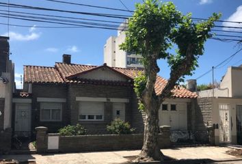 Casa en  Almirante Brown 4000, Mar Del Plata, Provincia De Buenos Aires, Argentina