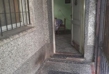 PH 4 AMBIENTES, TIPO CASA, AL FRENTE EN MORON. EXCELENTE OPORTUNIDAD. VENTA URGENTE.