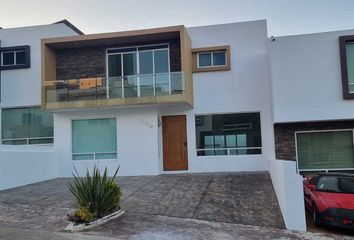 Casa en fraccionamiento en  Paseo Altozano, Fraccionamiento Montaña Monarca I, Morelia, Michoacán De Ocampo, 58350, Mex