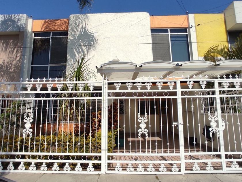 venta Casa en Jardines del Country, Guadalajara, Jalisco (EB-MK0284s)-  