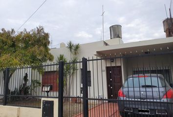 Casa en  Calle La Cautiva 5746, Caseros, Tres De Febrero, B1682, Provincia De Buenos Aires, Arg