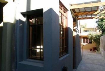 Casa en ph con pasillo propio  de 3 o 4 ambiente  Galpón de 41 m2 con baño Terraza con galponcito  Patios , uno techado  Lavadero