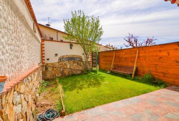 Urbis te ofrece un chalet pareado en venta en Monterrubio de la Armuña, Salamanca.