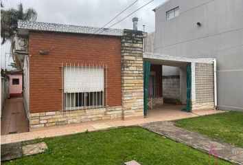 Galpónes/Bodegas en  Calle Coronel Martín Paulino De Lacarra 2602-2700, Castelar, Morón, Morán, B1712, Provincia De Buenos Aires, Arg