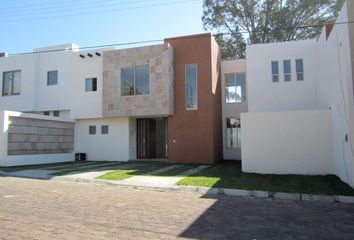 Casa en fraccionamiento en  Circuito San Agustín, Fraccionamiento Villas Del Lago, Cuernavaca, Morelos, 62374, Mex