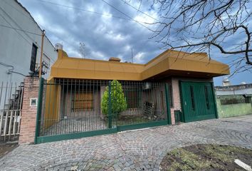 Casa en  Calle Campo De Mayo 7846, Caseros, Tres De Febrero, B1657, Provincia De Buenos Aires, Arg