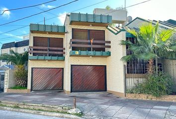 Casa en  Calle Manuela Pedraza 2501-2599, Caseros, Tres De Febrero, B1683, Provincia De Buenos Aires, Arg