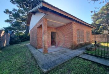 Casa en  Avenida Seis 3966, Villa Gesell, B7165, Provincia De Buenos Aires, Arg