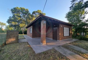 Casa en  Avenida Cinco, Villa Gesell, B7165, Provincia De Buenos Aires, Arg