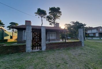 Casa en  Paseo Ciento Cuarenta Y Cuatro 699, Villa Gesell, Provincia De Buenos Aires, Arg
