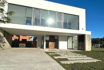 Casa en  Avenida Jorge Newbery, Mar Del Plata, General Pueyrredón, Provincia De Buenos Aires, Arg