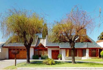 Casa en  Calle Cuatrocientos Sesenta Y Siete 2794, La Plata, B1896, Provincia De Buenos Aires, Arg