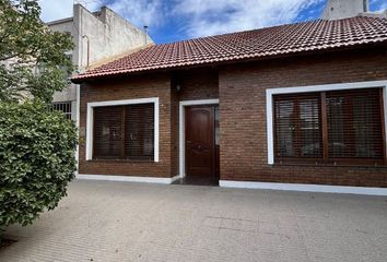 Casa en  Calle Francia 57, Bahía Blanca, B8003, Provincia De Buenos Aires, Arg