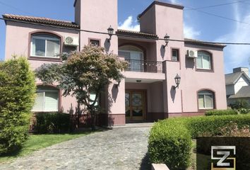 Casa en  Calle 63, Berazategui, Provincia De Buenos Aires, Arg