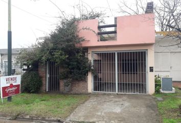 Casa en  Calle Santiago Del Estero 417, Campana, B2804, Provincia De Buenos Aires, Arg