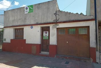 Casa en  Calle Newton 619, Caseros, Tres De Febrero, B1674, Provincia De Buenos Aires, Arg