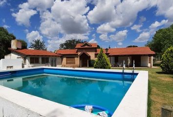 Casa en  Calle Albarracin Paula 590-696, Bahía Blanca, B8003, Provincia De Buenos Aires, Arg