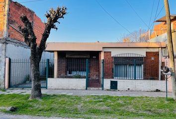 Casa en  Calle Emilio Zola 3285, Los Polvorines, Malvinas Argentinas, B1613, Provincia De Buenos Aires, Arg