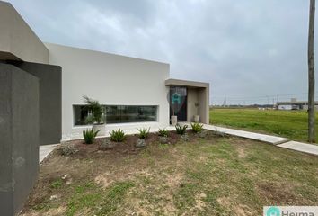 Casa en  Calle Belgrano, Coronda, San Jerónimo, Santa Fe, Arg