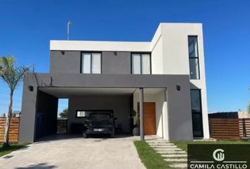 Casa en  Calle Sudamerica, Cañuelas, Provincia De Buenos Aires, Arg