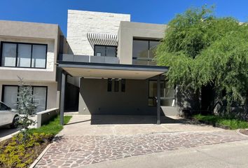 Casa en  Altozano El Nuevo Querétaro, Municipio De Querétaro