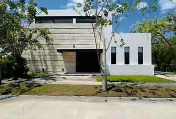 Casa en condominio en  Avenida Paseo Del Jaguar, Yucatán Country Club, Mérida, Yucatán, 97308, Mex