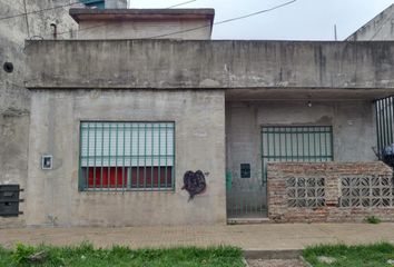 Casa en  Calle Teniente Espora 10133, Caseros, Tres De Febrero, B1689, Provincia De Buenos Aires, Arg