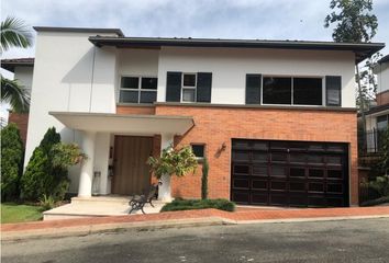 Casa en  Altos Del Poblado, Medellín