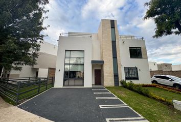 Casa en condominio en  Calle Bosque De Colorines, Villas Del Campo, Calimaya, México, 52227, Mex