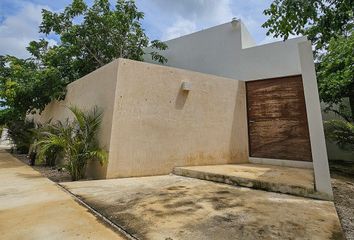 Casa en  Privada Los Sauces, Cholul, Mérida, Yucatán, 97305, Mex