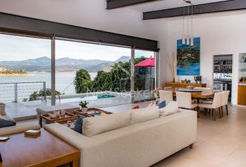 Casa en  Carretera Valle De Bravo-santo Tomás De Los Plátanos-zuluapan-lim. Méx. /mich., San Gaspar, Valle De Bravo, México, 51217, Mex