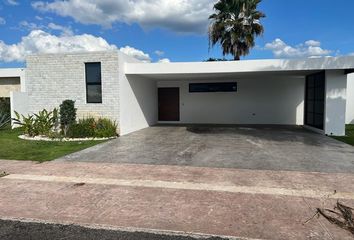 Casa en  Carretera Periférico - Sierra Papacal - Chuburná Puerto, Mérida, Yucatán, 97303, Mex