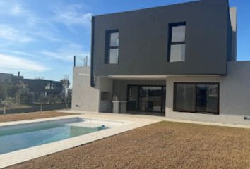 Casa en  Calle Los Robles 3001-3179, Ezeiza, Provincia De Buenos Aires, Arg