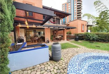 Casa en  Altos Del Poblado, Medellín