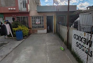 Casa en  Calle Jardínes De Cataldo 301-301, Los Héroes Tecámac Ii, Tecámac, México, 55764, Mex