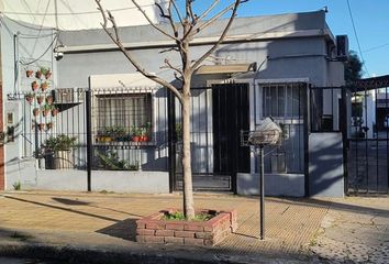 Casa en  Calle San Lorenzo 1547, Caseros, Tres De Febrero, B1683, Provincia De Buenos Aires, Arg