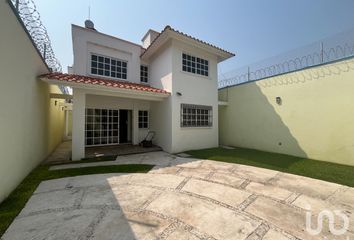 Casa en  Calle Paracho, Lázaro Cárdenas, Cuautla, Morelos, 62757, Mex