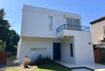 Casa en  Santa María De Los Olivos, Partido De Malvinas Argentinas