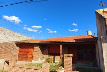 Casa en  Calle Matheu 649, Bahía Blanca, B8001, Provincia De Buenos Aires, Arg