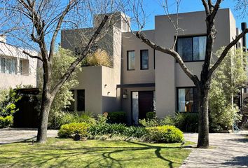 Casa en  Santa María De Los Olivos, Partido De Malvinas Argentinas