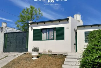 Casa en  Calle M. Tomás, Tandil, Provincia De Buenos Aires, Arg