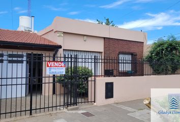 Casa en  Calle Newton 1548, Bahía Blanca, B8001, Provincia De Buenos Aires, Arg